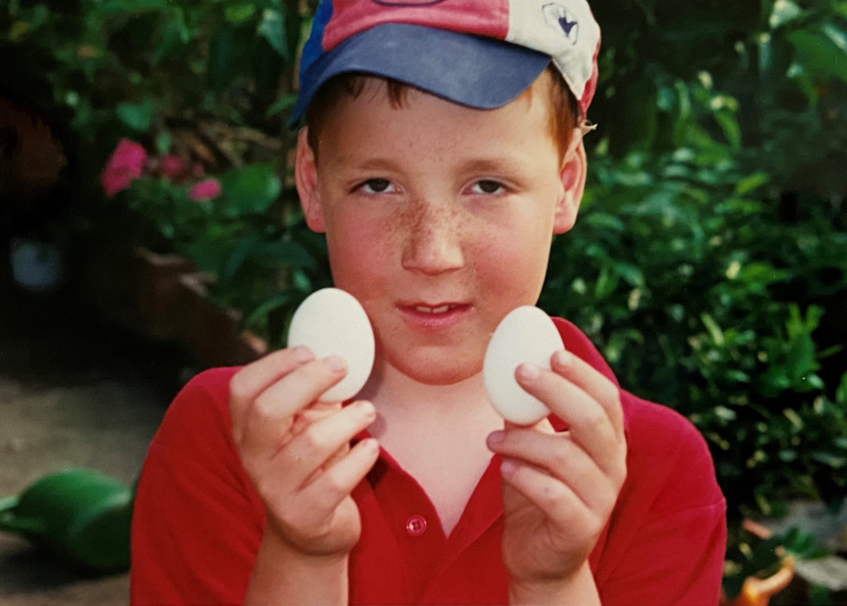 Matthias Vogel als Kind mit zwei Eiern